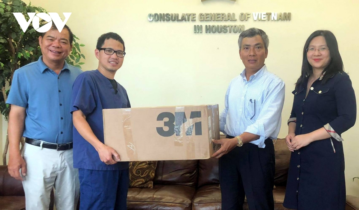 Vietnamese doctor in US donates 3,000 3M-N95 masks to support medical workers in homeland